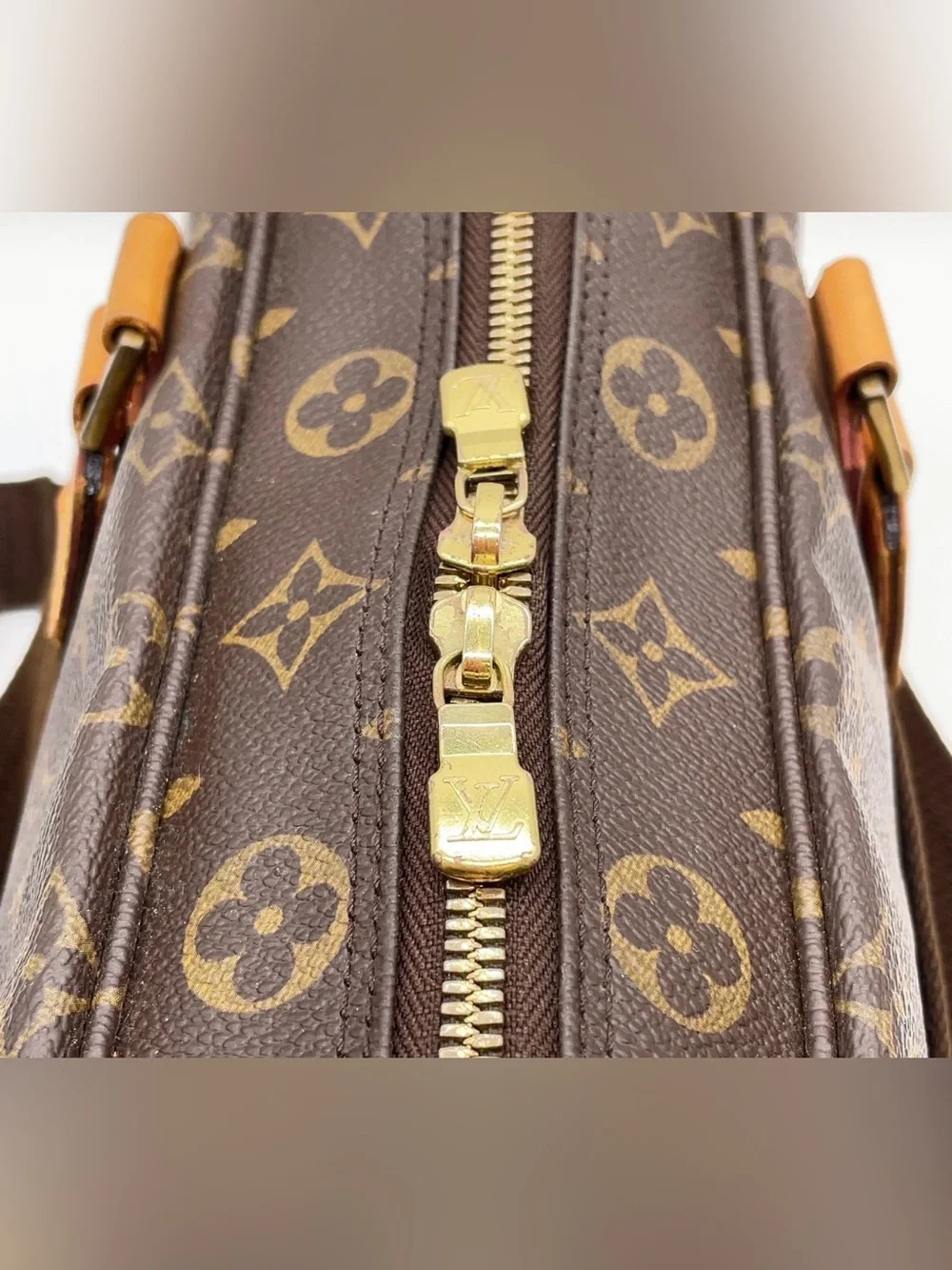 Louis Vuitton Monogram Canvas Messenger Bag crossbody shoulder carry on travel!